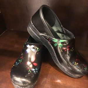 DANSKO SCATTER FLORAL PATENT LEATHER: DANSKSFL